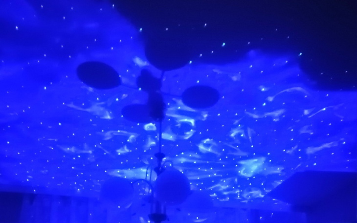 Niebieskie światła na suficie, tworzące efekt gwiazd.