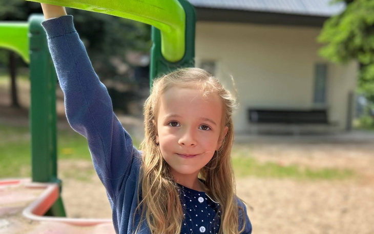 Dziewczynka bawiąca się na placu zabaw.