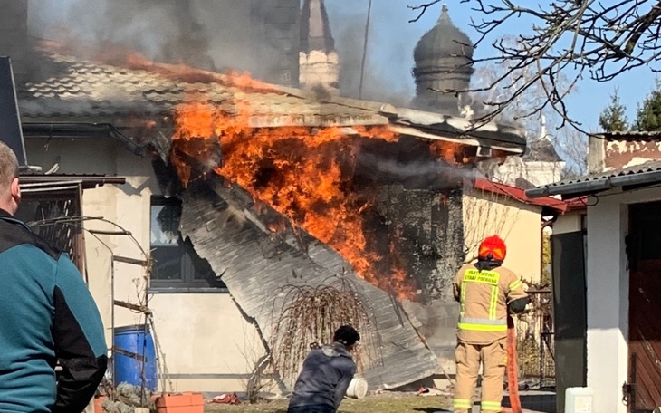 Pożar w budynku, strażak w akcji.