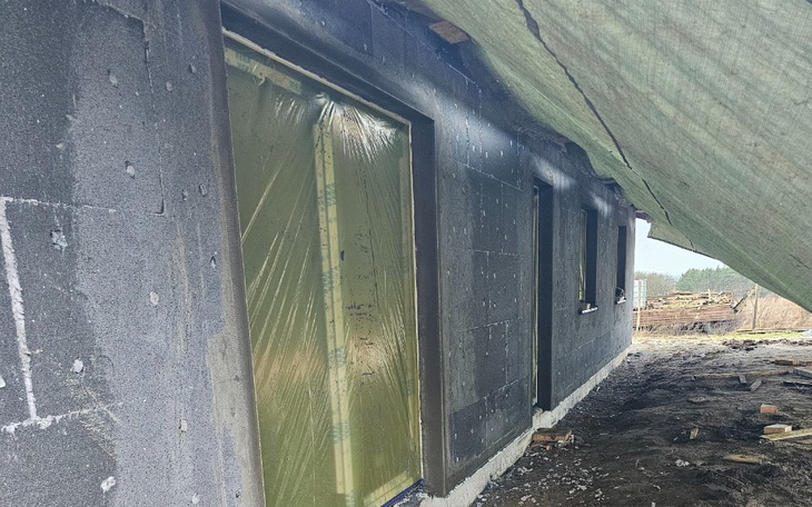 Budowa nowego domu, widok na ściany i okna.