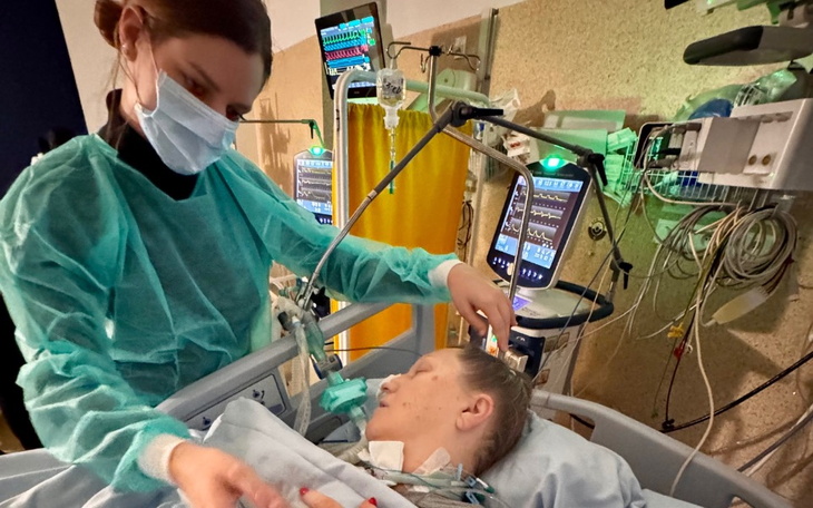 Pielęgniarka opiekująca się pacjentem w szpitalu.