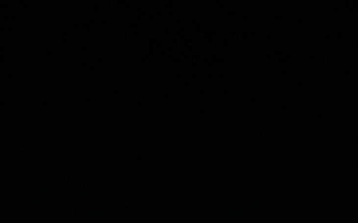 Ciemne tło, które może symbolizować tajemnicę lub niepewność.
