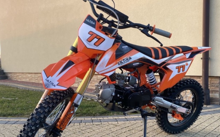 Nowoczesny motocykl terenowy w pomarańczowo-czarnych kolorach.