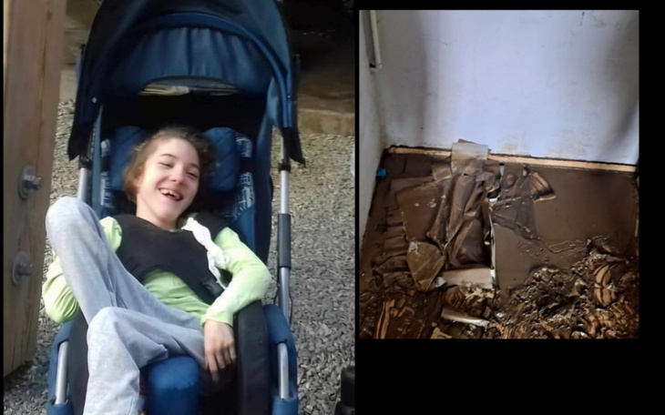 Dziecko w wózku, obok zniszczona podłoga, pokazująca trudne warunki.