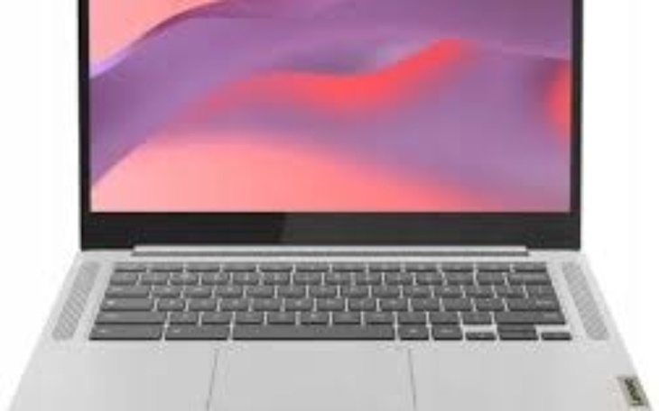 Nowoczesny laptop na białym tle.