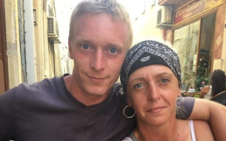 Para ludzi pozująca razem na ulicy, z uśmiechami na twarzach.