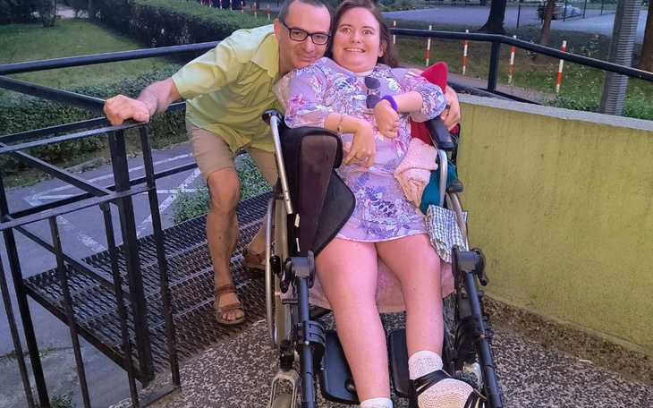 Sprzęt DJ-ski Numark z ekranem dotykowym.