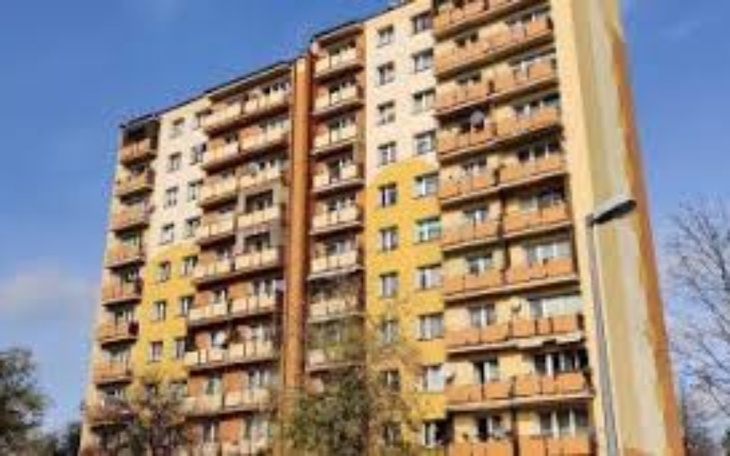 Wielopiętrowy budynek mieszkalny w słoneczny dzień.