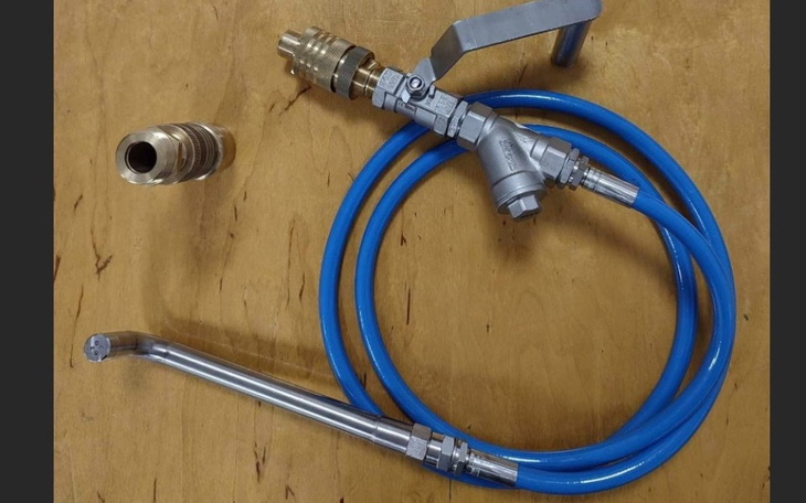 Zestaw narzędzi hydraulicznych na drewnianym stole.