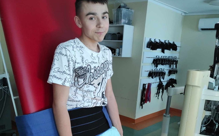 Młody chłopak w szpitalu, symbolizujący walkę z chorobą.