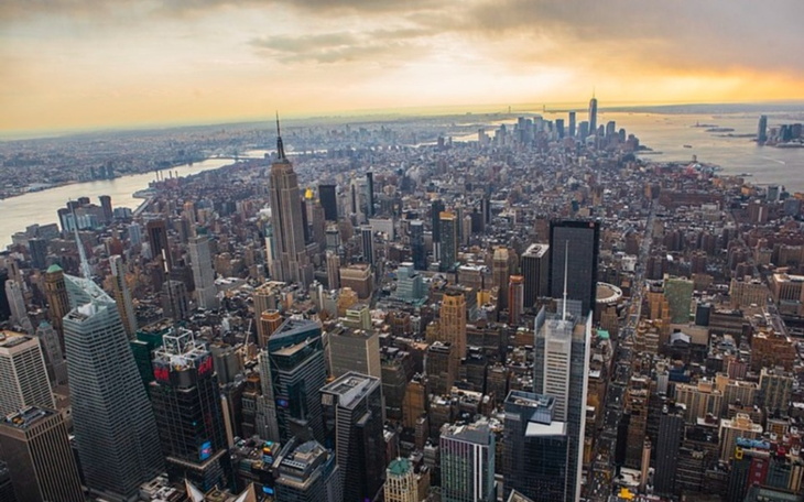 Widok na panoramę Nowego Jorku z charakterystycznymi wieżowcami.