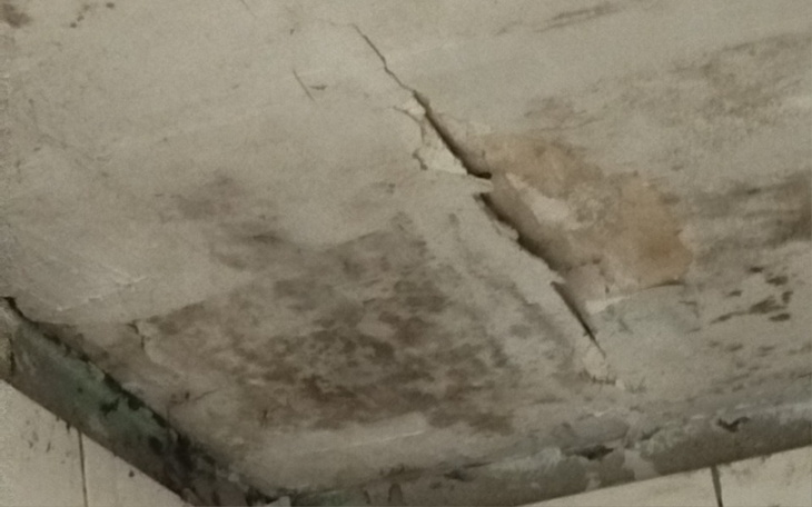 Uszkodzone sufity, wskazujące na potrzebę remontu.