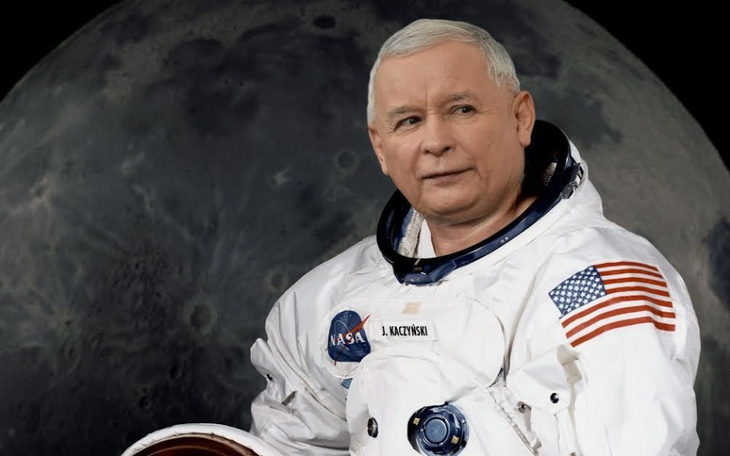 Astronauta na tle Księżyca, w skafandrze NASA.