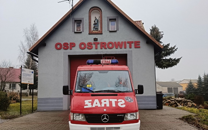 Wóz strażacki przed budynkiem OSP Ostrowite.