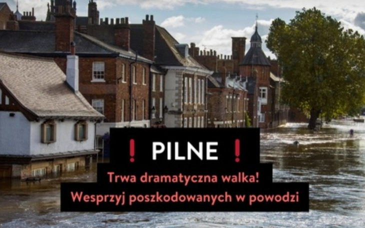 Widok na zalane miasto z napisem o wsparciu dla poszkodowanych.
