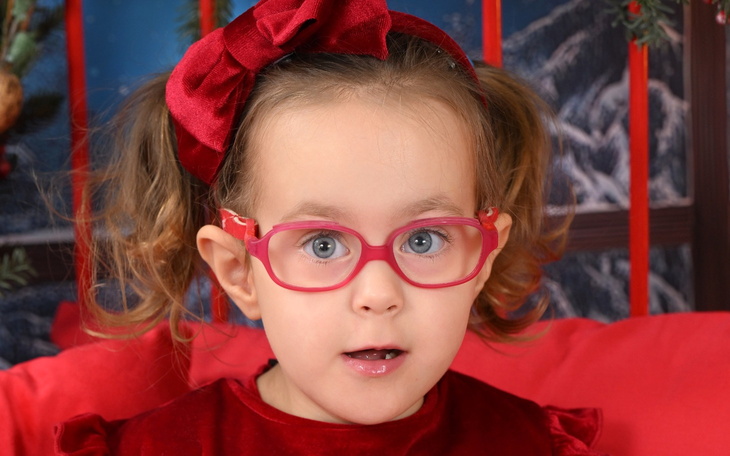 Dziewczynka w czerwonej sukience z okularami.