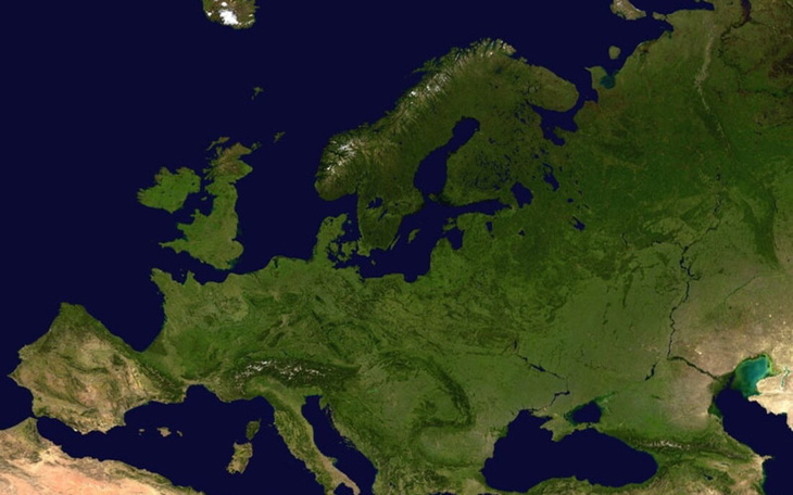 Zdjęcie satelitarne Europy, z widocznymi górami i lądami.