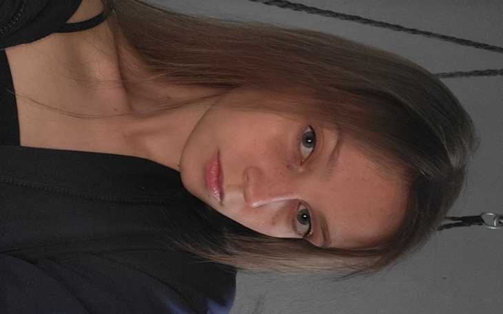 Portret młodej kobiety z długimi włosami.