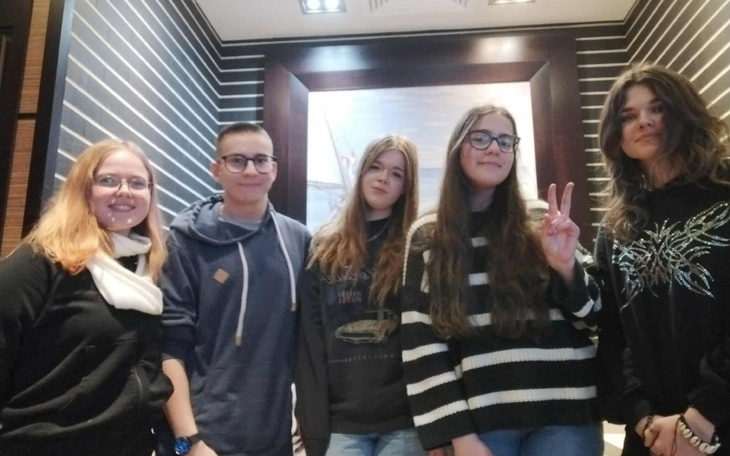 Grupa przyjaciół pozująca do zdjęcia w restauracji.