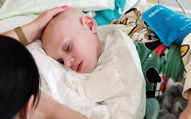 Dziecko śpiące w szpitalu, blisko matki.