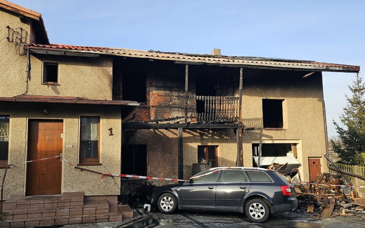 Zniszczony budynek po pożarze, z widocznymi śladami zniszczeń.