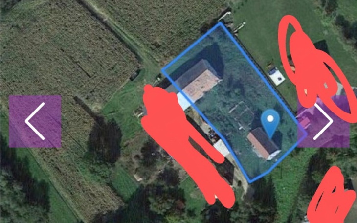 Widok z góry na teren z budynkami i zielenią.