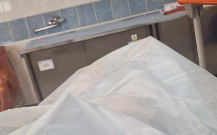 Widok na stół w kuchni, przykryty białym materiałem.