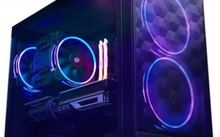 Komputer stacjonarny z podświetleniem RGB.