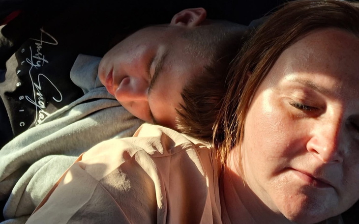 Dwoje ludzi śpiących blisko siebie w świetle poranka.