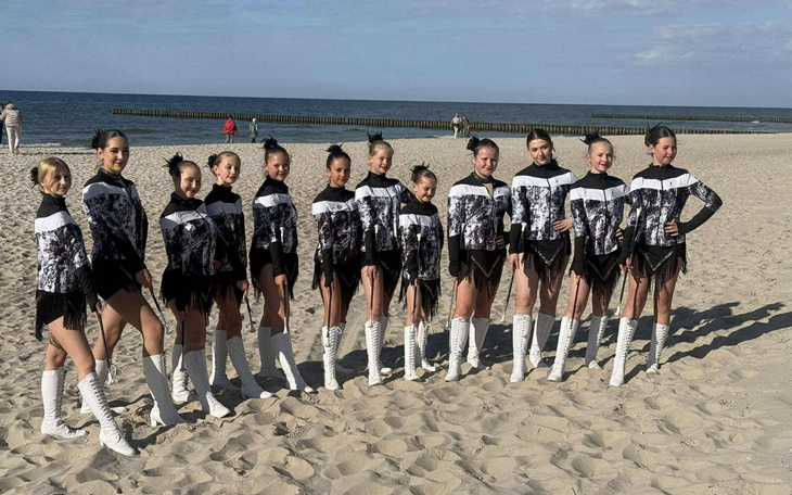 Grupa dziewcząt w strojach na plaży.