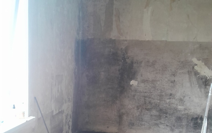 Pusty kąt w pomieszczeniu z odrapanymi ścianami.