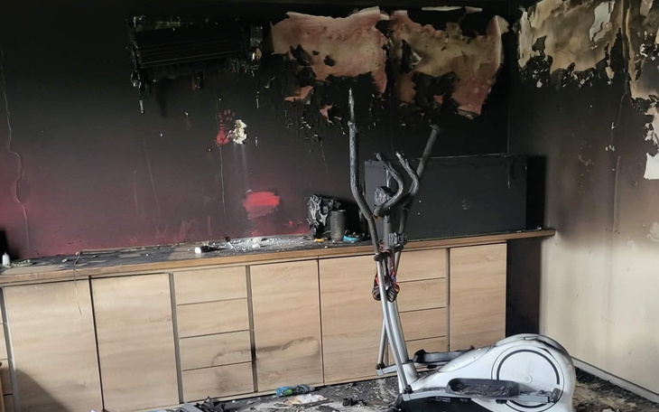 Zniszczone wnętrze po pożarze, ślady zniszczeń na ścianach.