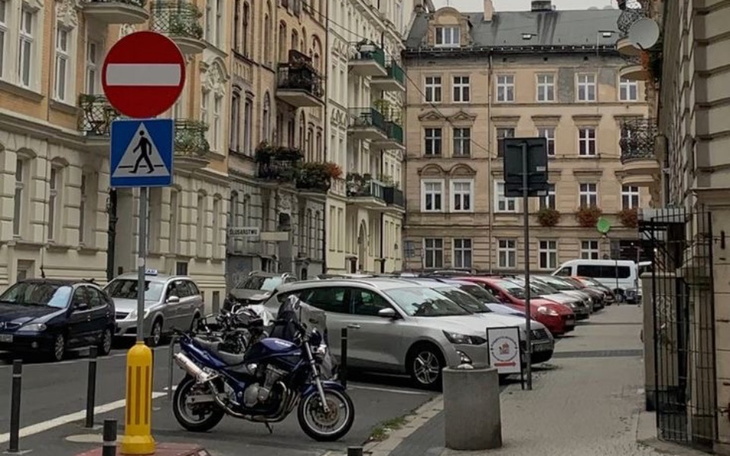 Ulica z zakazem wjazdu, zaparkowane samochody.