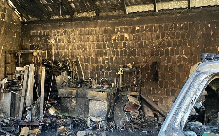 Zniszczona przestrzeń po pożarze, z uszkodzonymi przedmiotami.