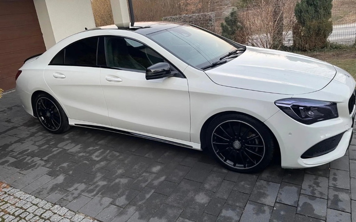 Biały samochód zaparkowany na podjeździe.