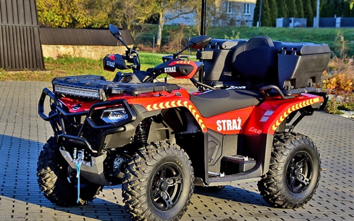 Czterokołowiec strażacki, gotowy do akcji w terenie.