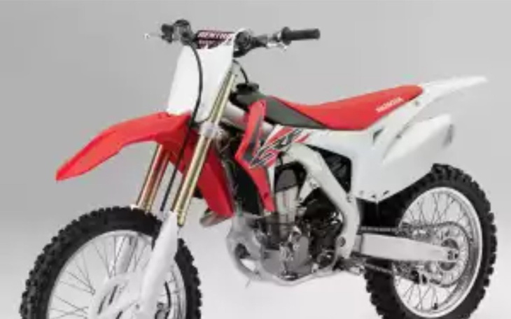 Motocykl crossowy na białym tle.