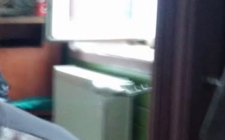 Nieostre zdjęcie wnętrza pokoju z otwartym oknem.