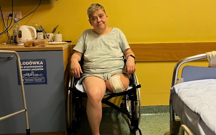 Kobieta w wózku inwalidzkim w szpitalu.