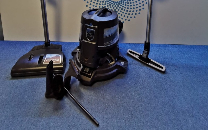 Odkurzacz i jego akcesoria na podłodze.