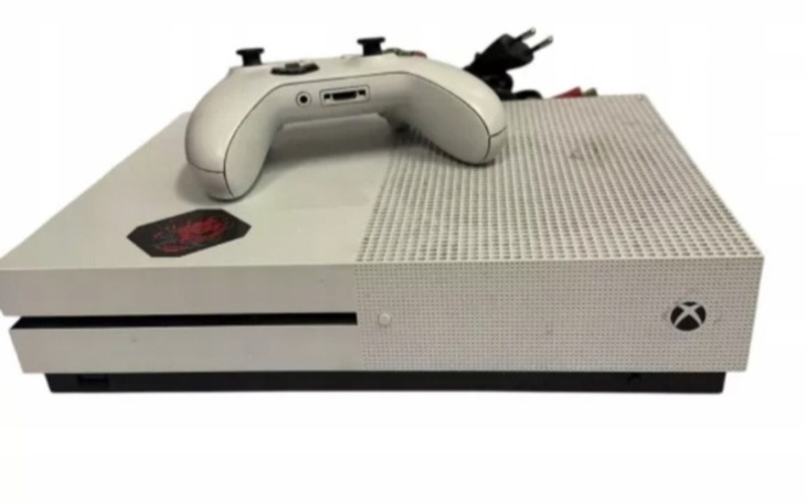 Konsola Xbox z kontrolerem, gotowa do gry.