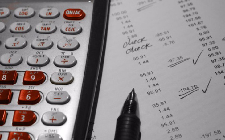 Kalkulator i dokumenty z obliczeniami finansowymi.