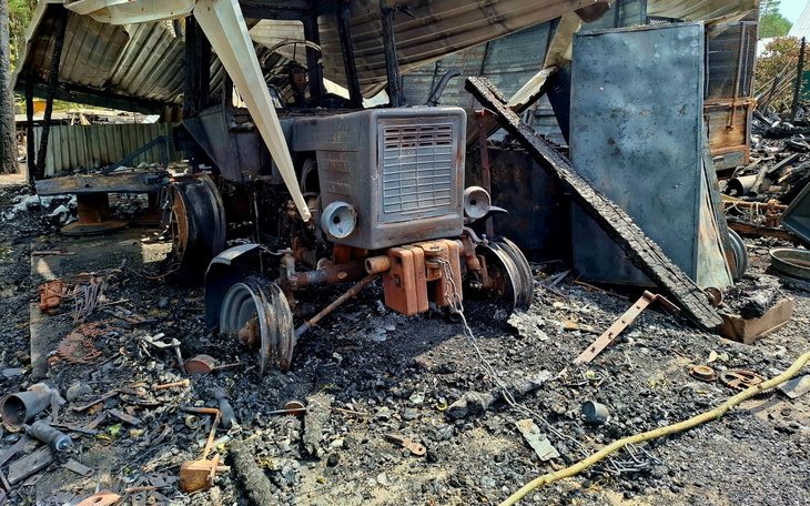 Zniszczony traktor w opuszczonym miejscu po pożarze.