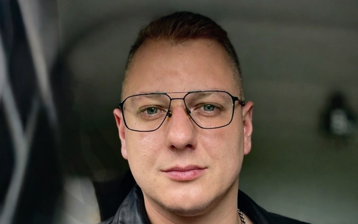 Małe dziecko trzyma butelkę z wodą w kuchni, na zabawie.