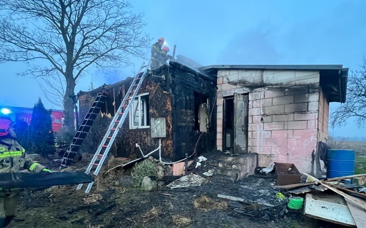 Zniszczony dom po pożarze, z widocznymi śladami zniszczeń.