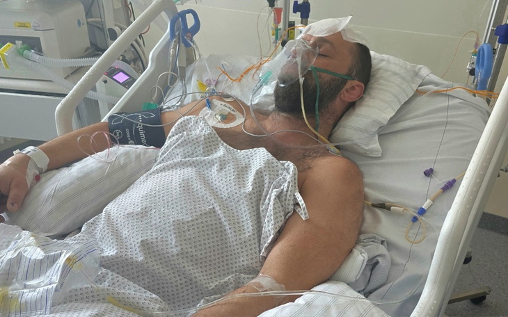 Mężczyzna w szpitalu, podłączony do aparatury medycznej.