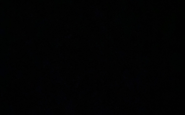 Dziecko leżące w łóżku, z uśmiechem i nadzieją na lepsze jutro.