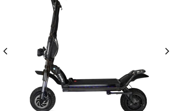 Elektryczna hulajnoga stojąca na białym tle.