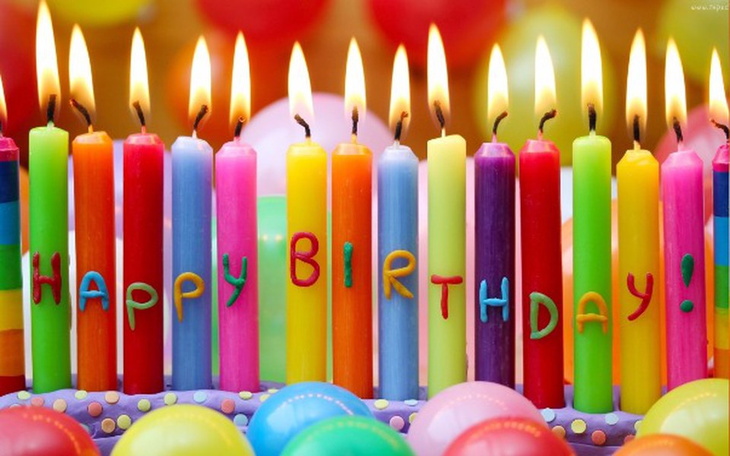 Świeczki urodzinowe z napisem 'Happy Birthday'.