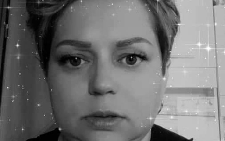 Portret kobiety w czarno-białej tonacji z efektem gwiazd.